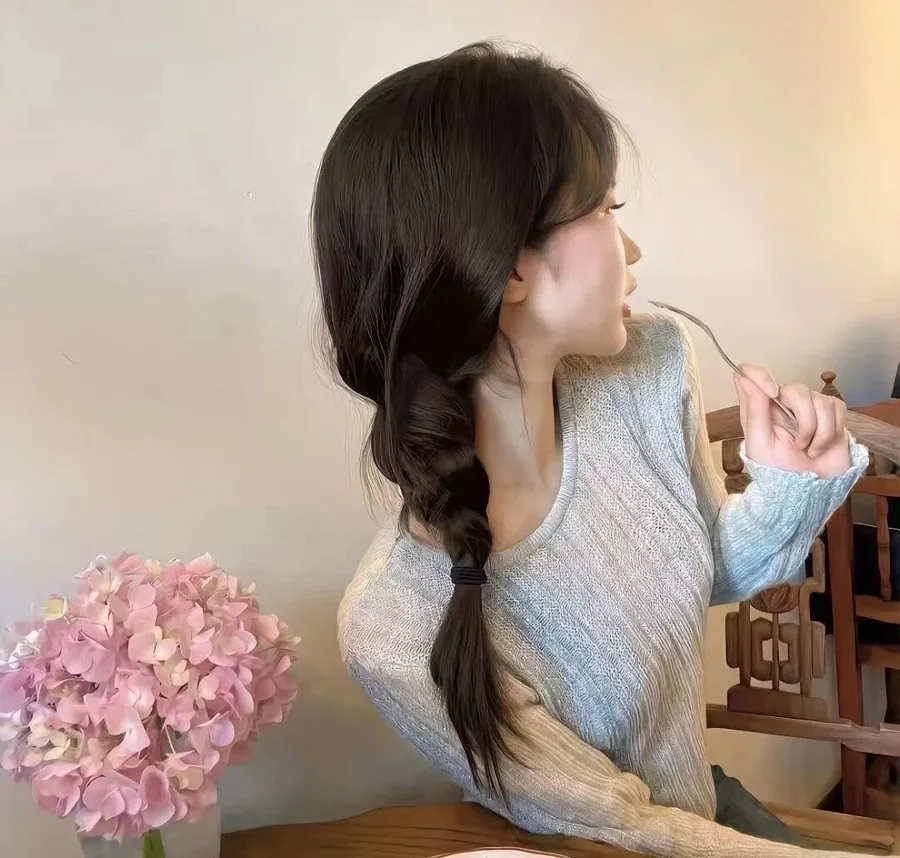 Ảnh cô gái đẹp che mặt dịu dàng và nữ tính