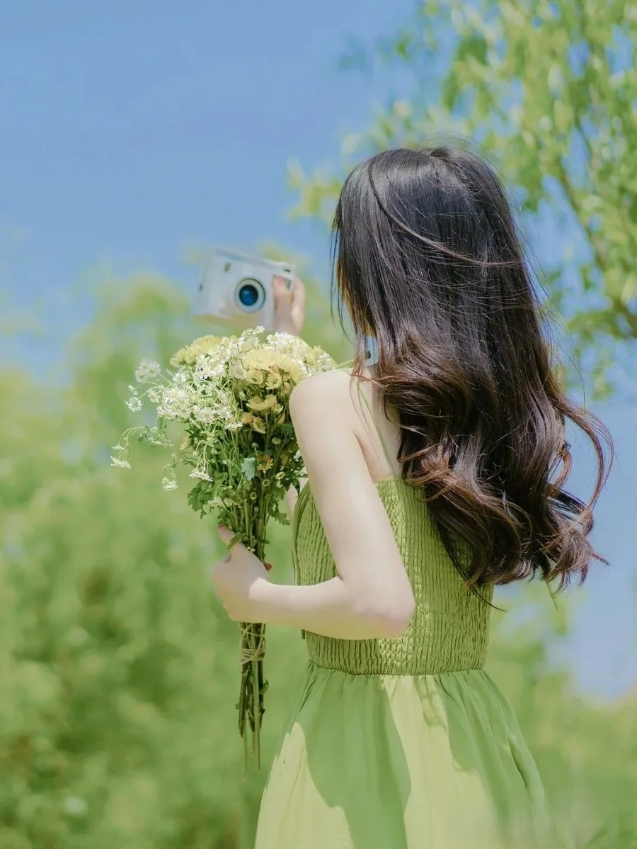 Gái xinh đẹp che mặt tỏa sáng với vẻ đẹp tự nhiên