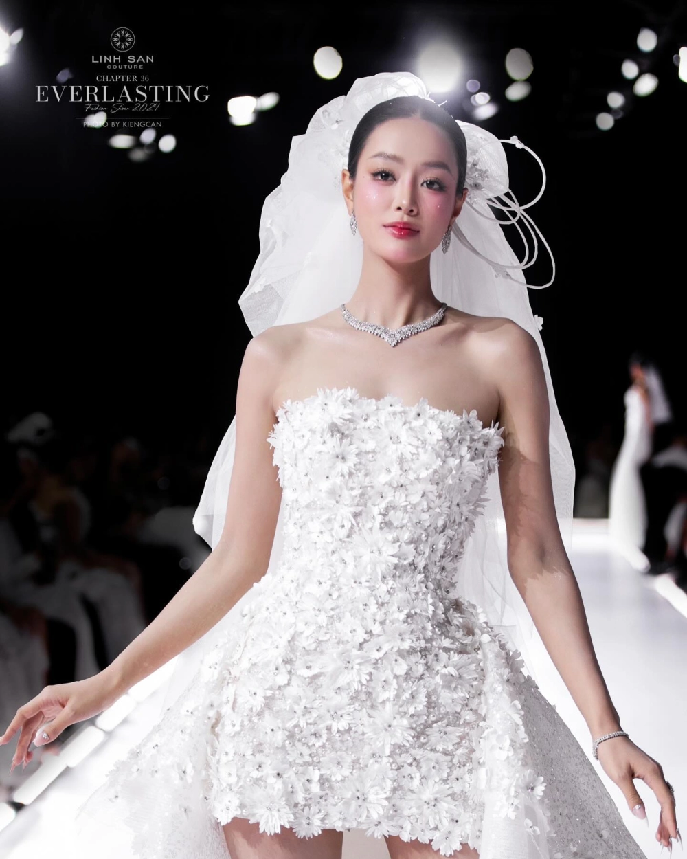 Bùi Khánh Linh tỏa sáng với vẻ đẹp rạng ngời và thần thái cuốn hút