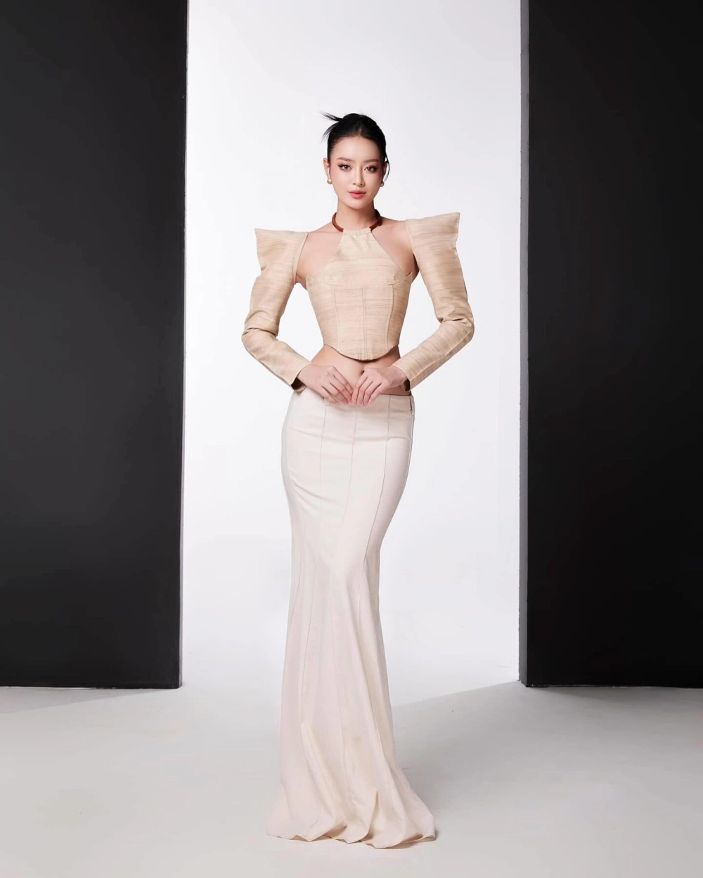 Bùi Khánh Linh tuổi 23, sở hữu vẻ đẹp chín chắn và quyến rũ