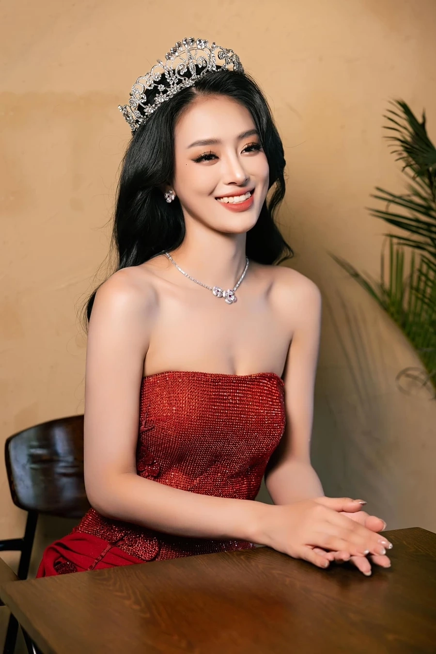 Bùi Khánh Linh nói tiếng Anh lưu loát, tự tin trong các phần thi quốc tế