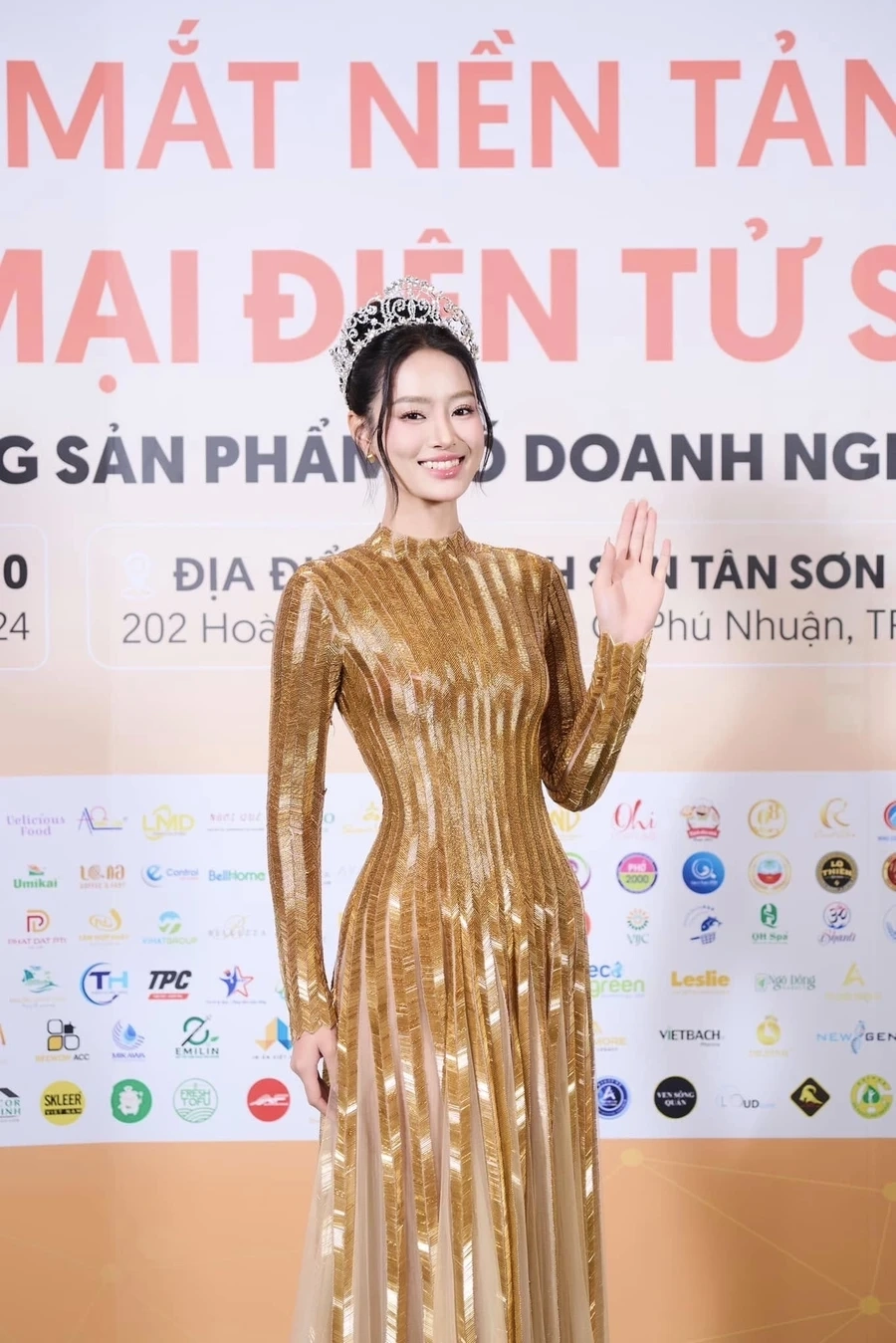 Bùi Khánh Linh cao 1m77, là một trong những người đẹp có chiều cao nổi bật tại các cuộc thi sắc đẹp