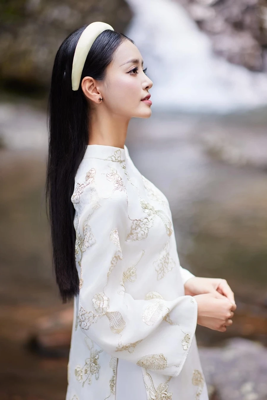 Bùi Khánh Linh đảo thiên đường thể hiện sự duyên dáng và tự tin trong chương trình thực tế