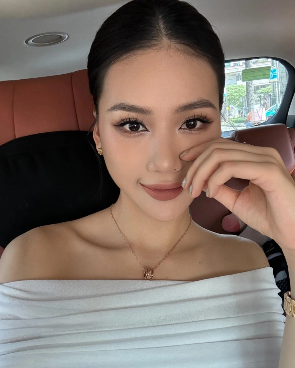 Vương miện Bùi Quỳnh Hoa lấp lánh trong đêm đăng quang Miss Universe Vietnam