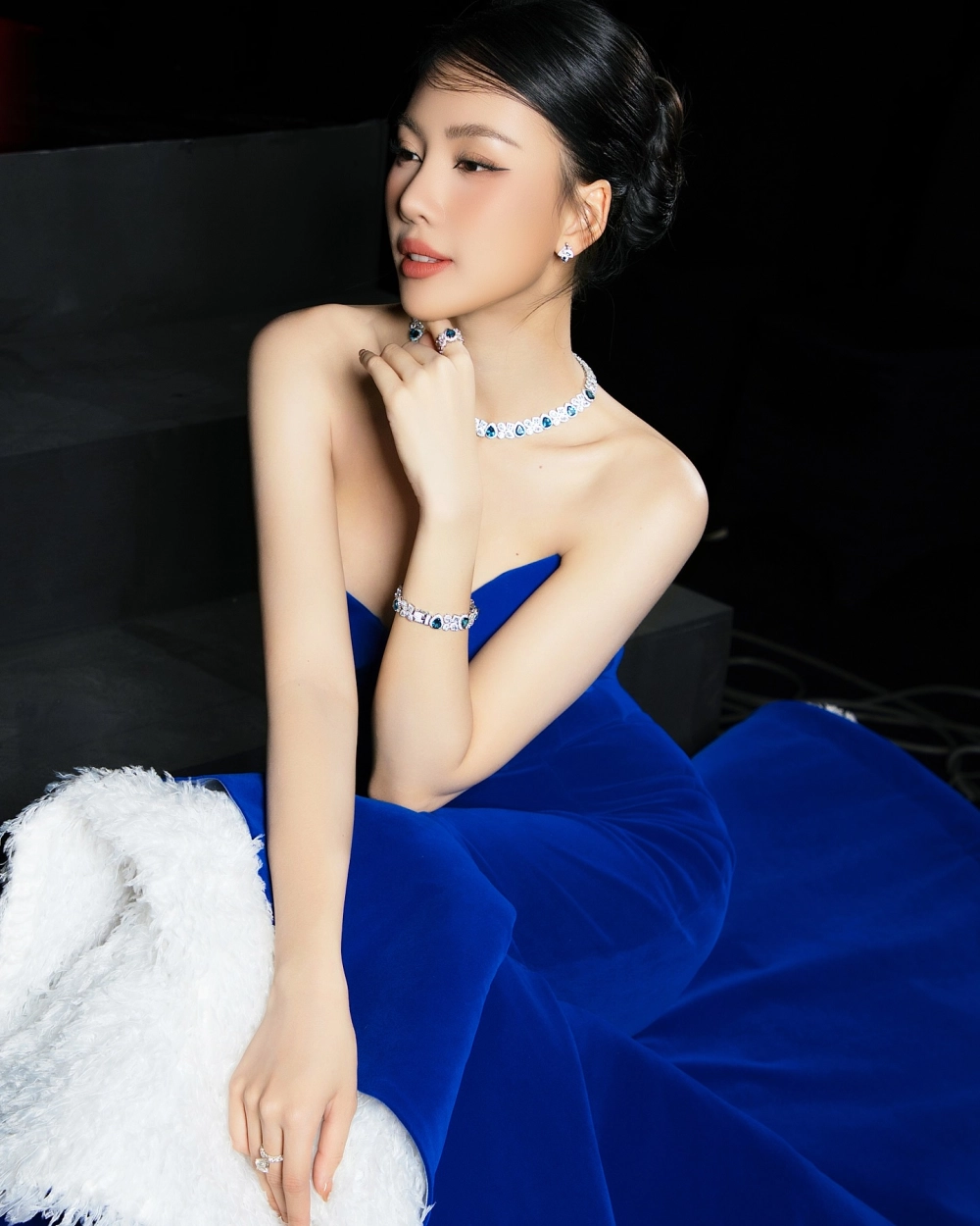 Bùi Quỳnh Hoa rạng rỡ trong bộ váy dạ hội lộng lẫy