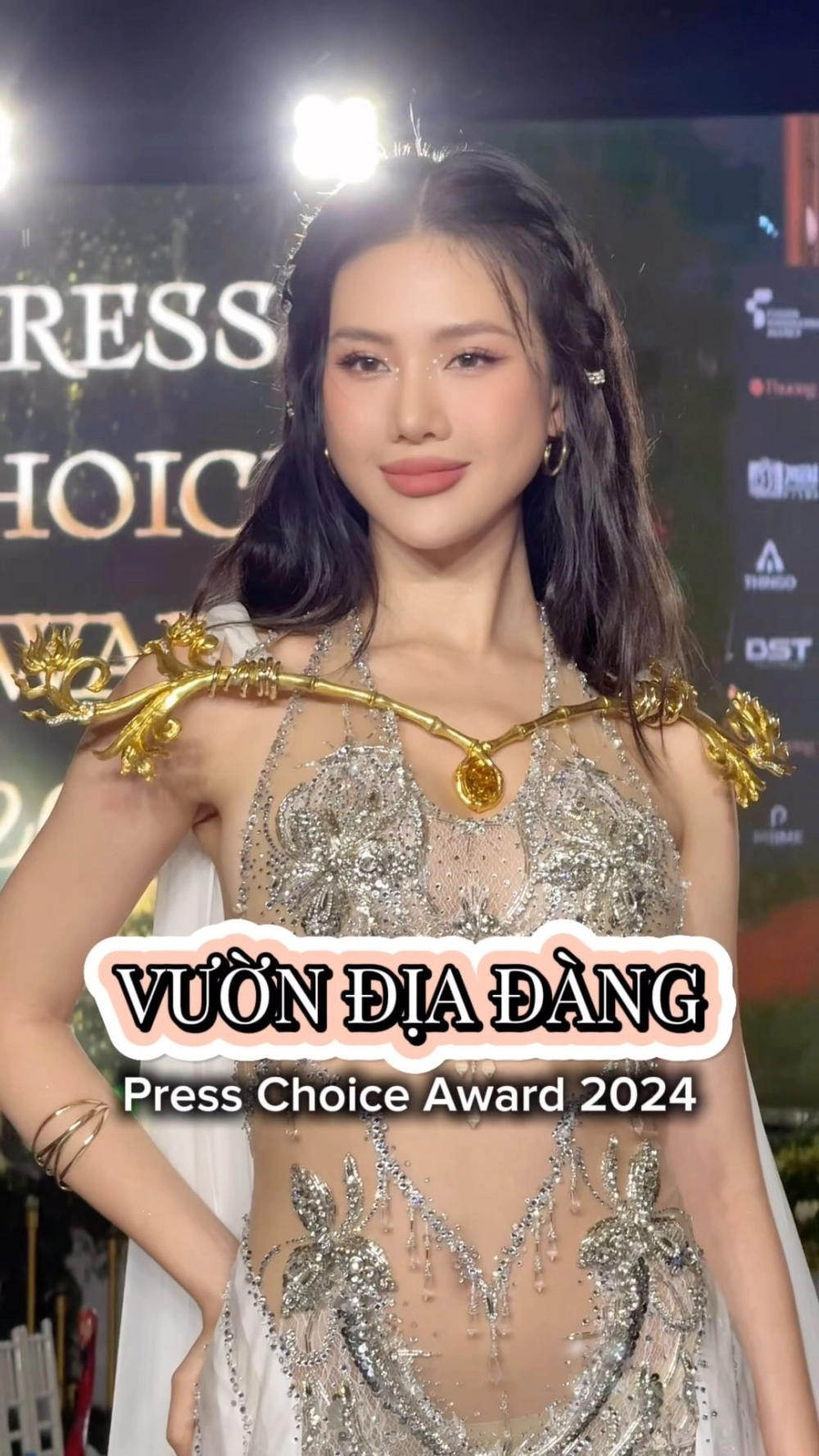 Bùi Quỳnh Hoa catwalk chuyên nghiệp trong phần thi trang phục dạ hội
