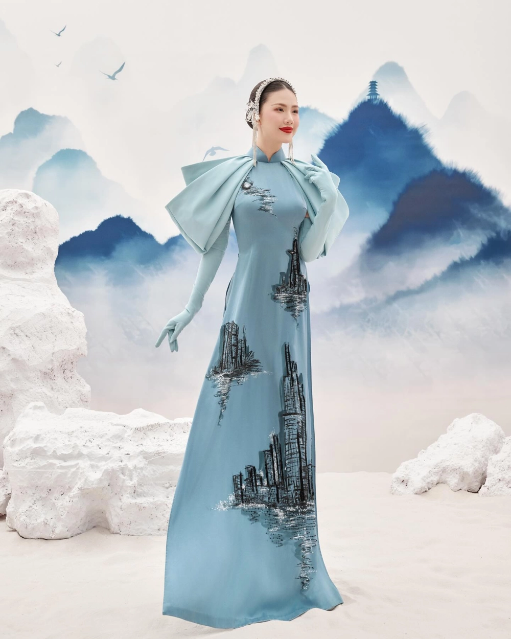 Sự trở lại của Bùi Quỳnh Hoa với loạt ảnh gây bão MXH