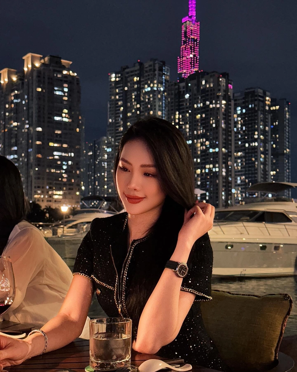 Hoa hậu Bùi Quỳnh Hoa hít bóng cười? Tin đồn gây tranh cãi sau đăng quang