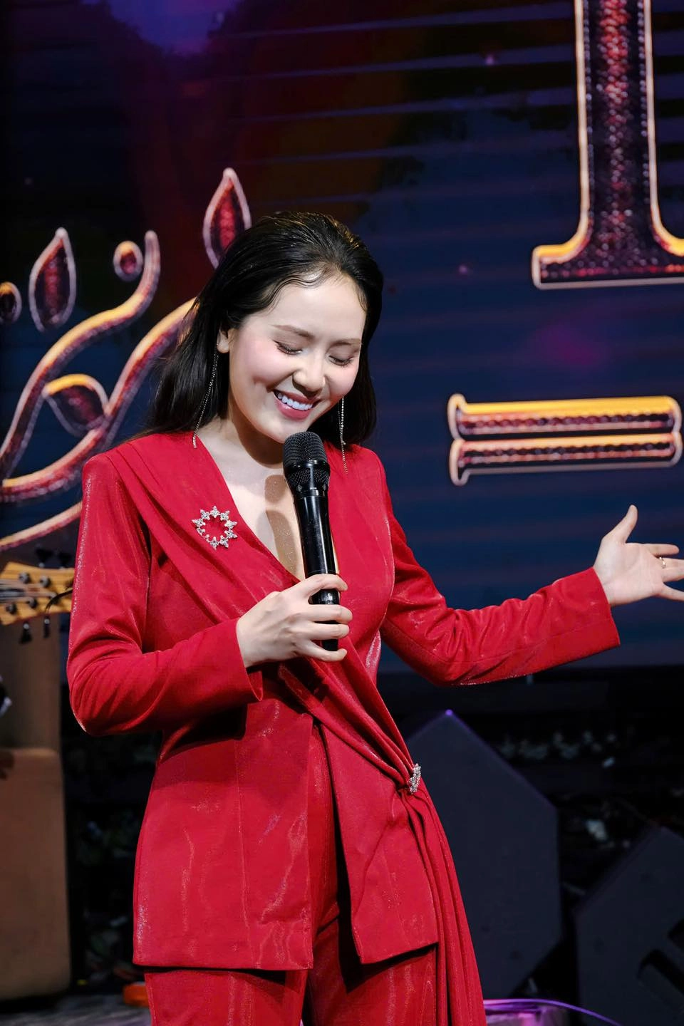 Ca sĩ phương linh hát với giọng ca đầy nội lực, chinh phục người nghe