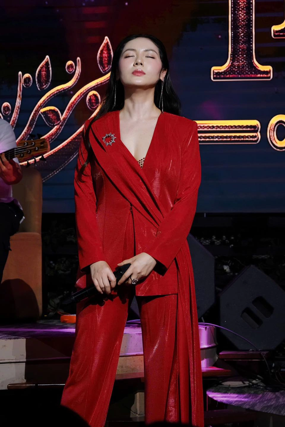 Ca sĩ phương linh hà nội luôn thu hút sự chú ý với những buổi biểu diễn