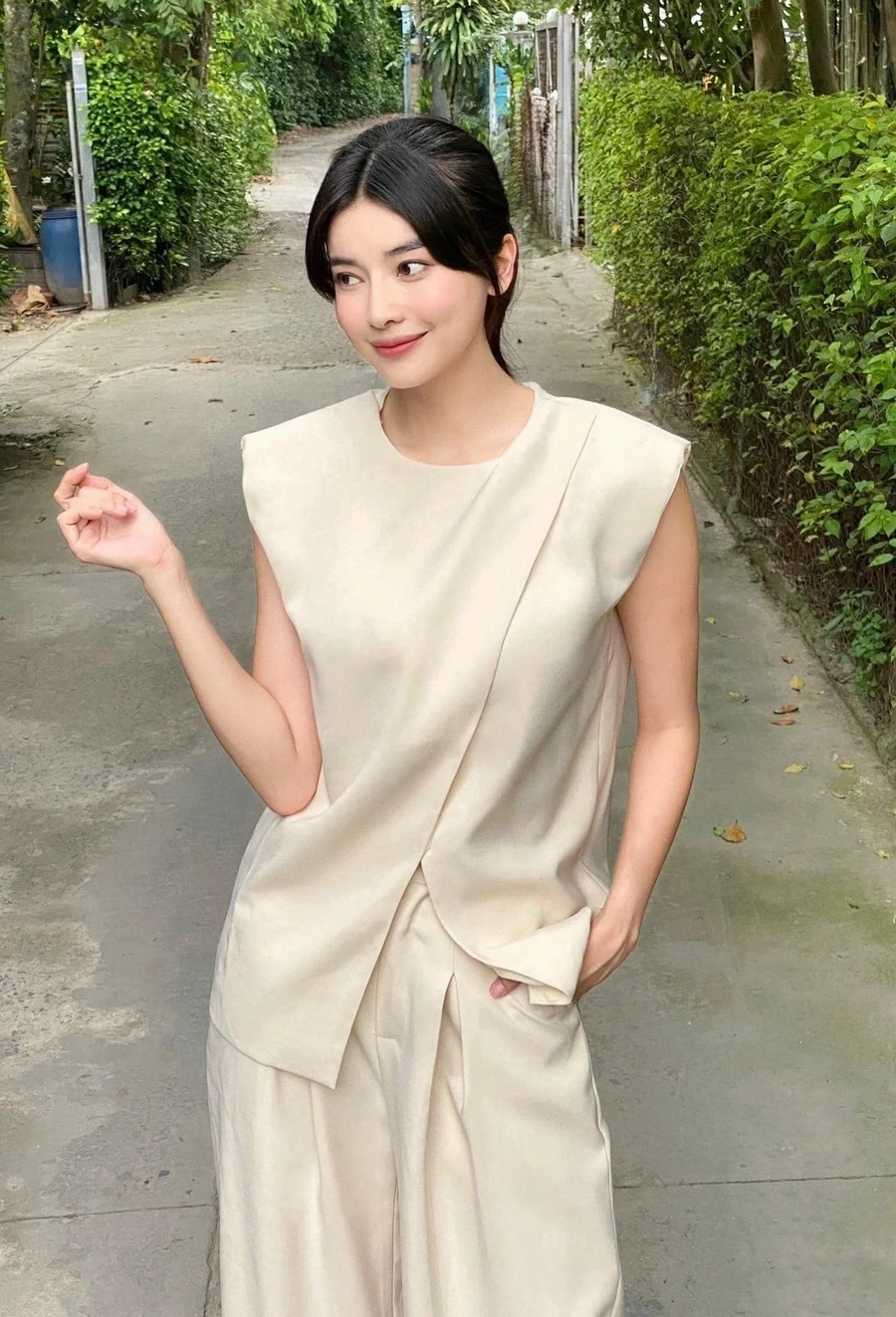 Lan Khuê chiều cao nổi bật với đôi chân dài miên man