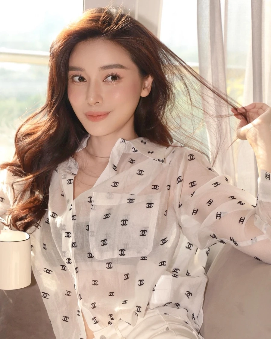 Lan Khuê Hoa khôi Áo dài duyên dáng trong tà áo truyền thống