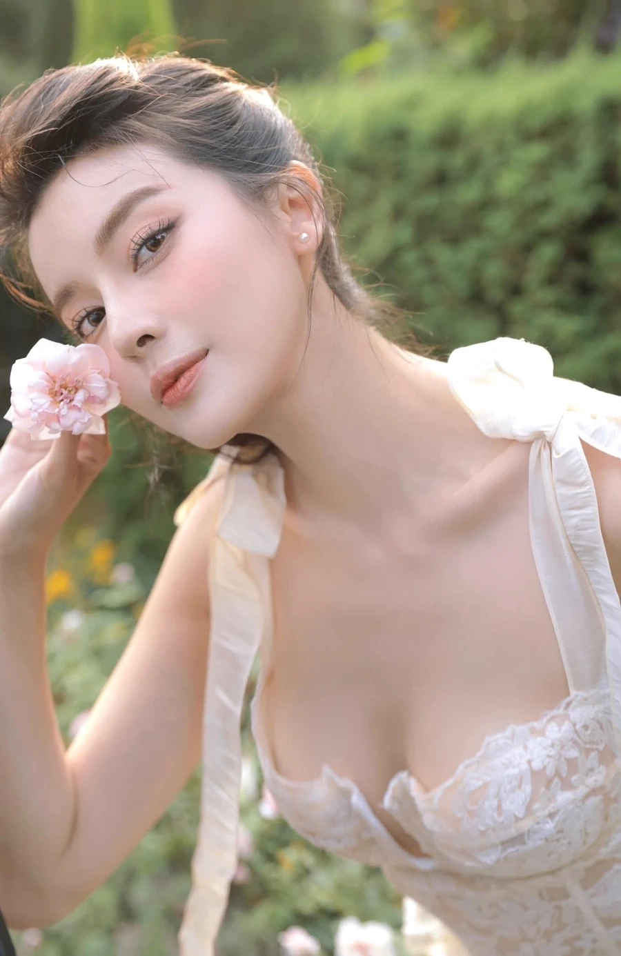 Lan Khuê tỏa sáng với vẻ đẹp thanh lịch và thần thái cuốn hút