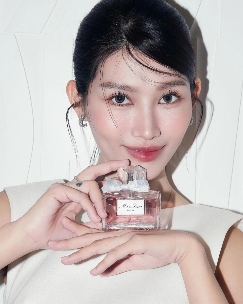 Chế Nguyễn Quỳnh Châu Official là kênh chính thức cập nhật hình ảnh mới nhất