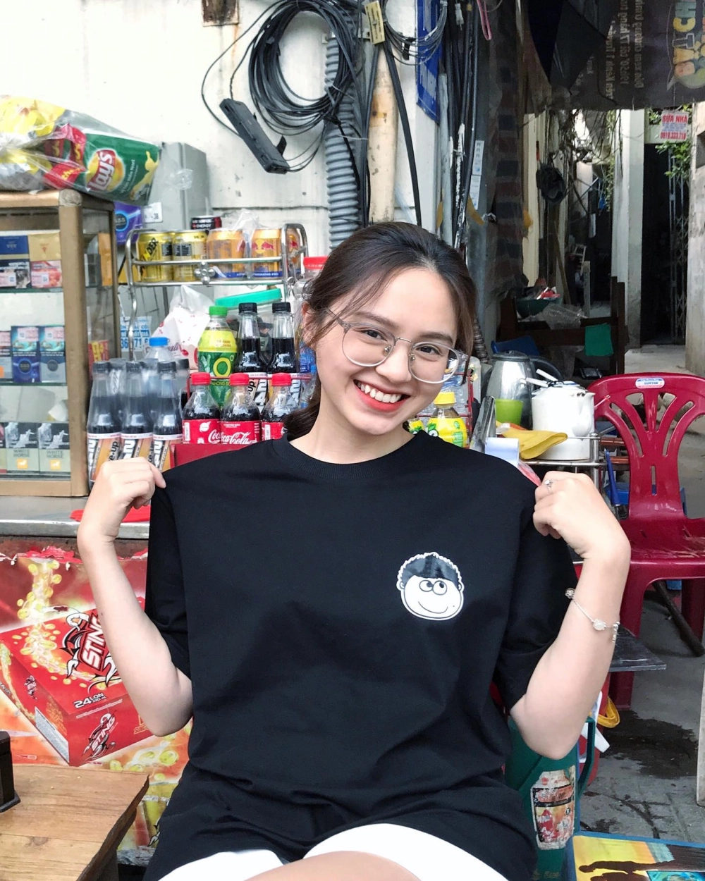 Đặng Thu Hà ăn cơm cùng đồng nghiệp trong hậu trường vui vẻ