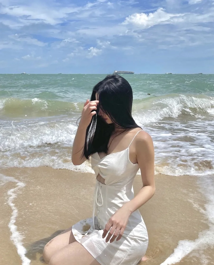 Ảnh cô gái đẹp che mặt tỏa sáng với vẻ đẹp tự nhiên