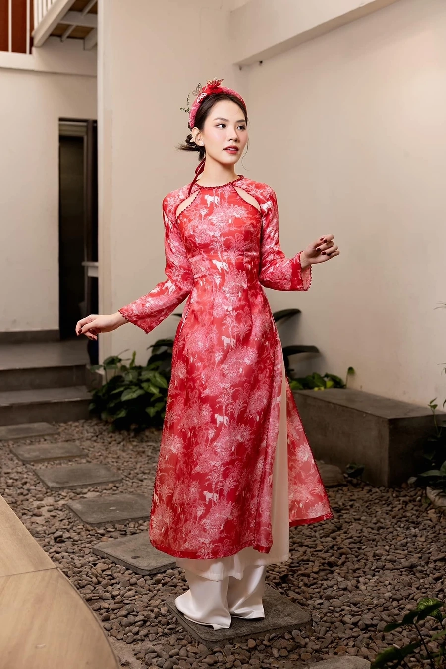 Huynh Mai Phuong duyên dáng trong tà áo dài truyền thống