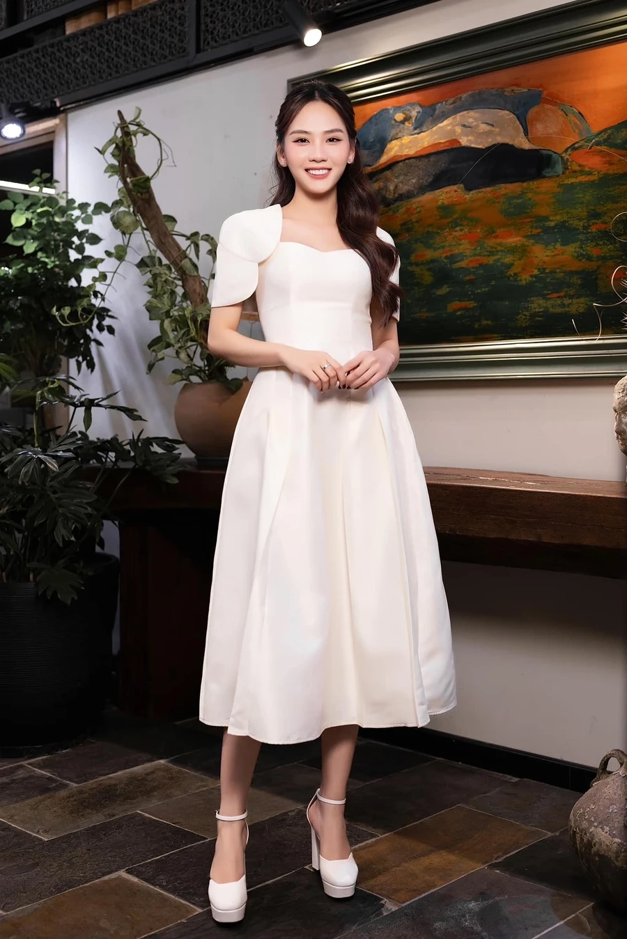 Huỳnh Nguyễn Mai Phương rạng rỡ với vẻ đẹp thanh lịch và cuốn hút