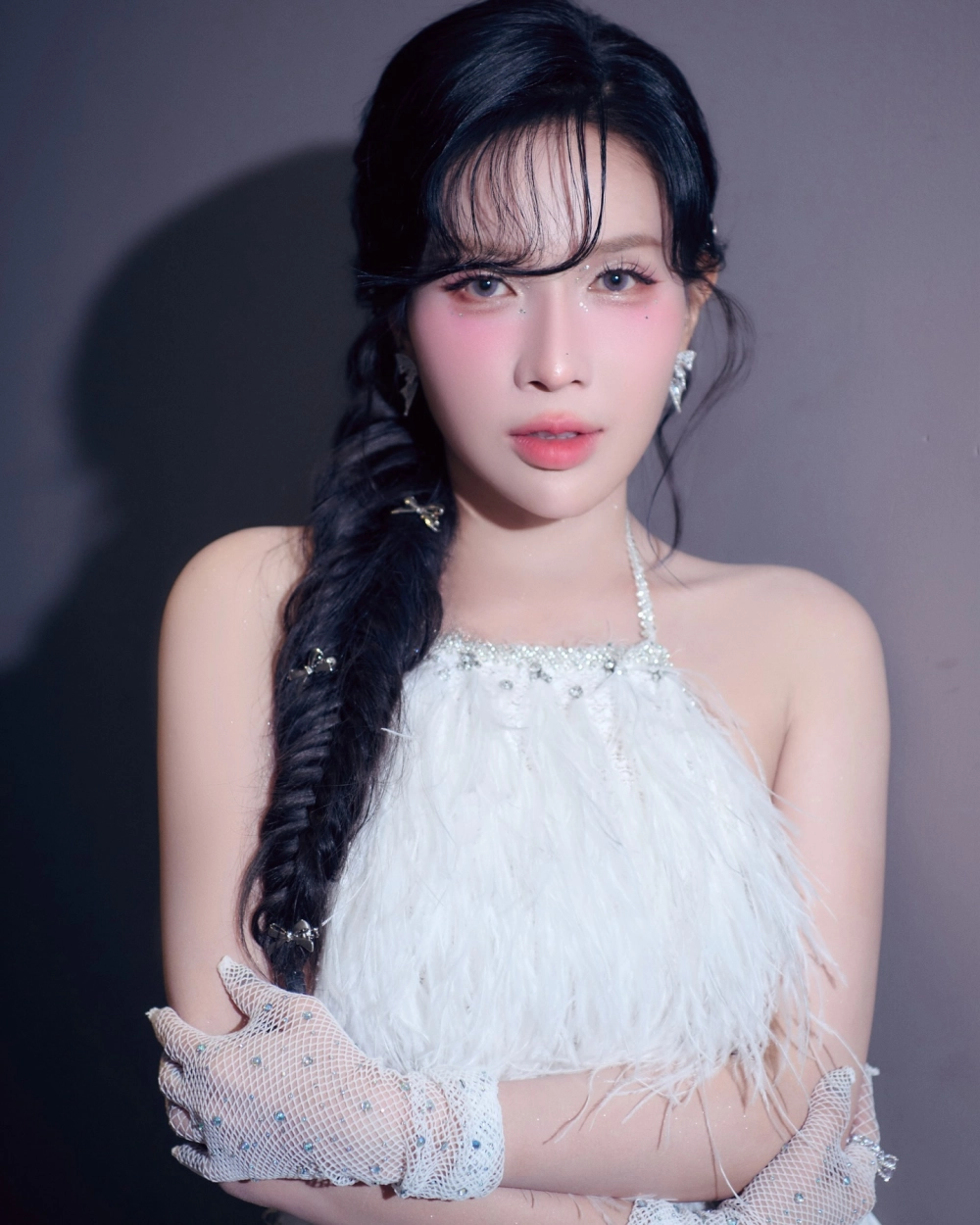 Sân khấu bùng nổ khi ca sĩ Khả Như xuất hiện