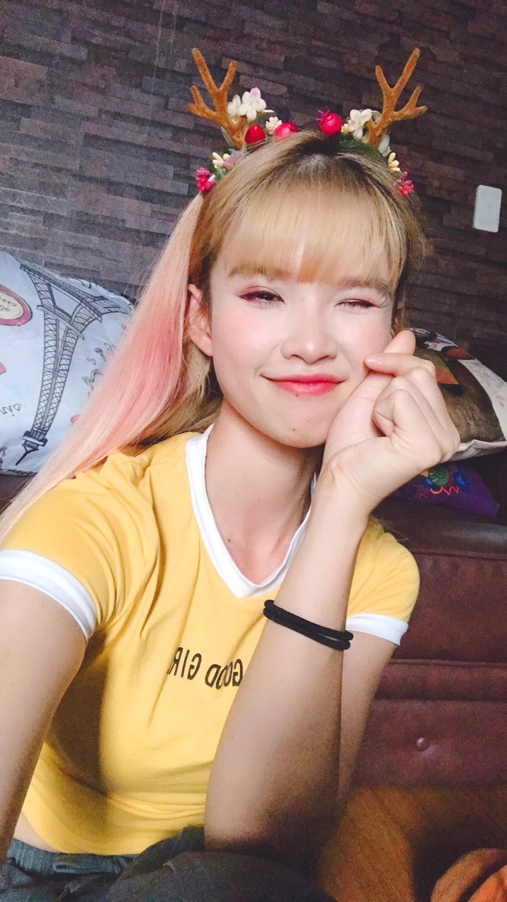 Khởi My karaoke nổi bật với loạt ca khúc hit được yêu thích