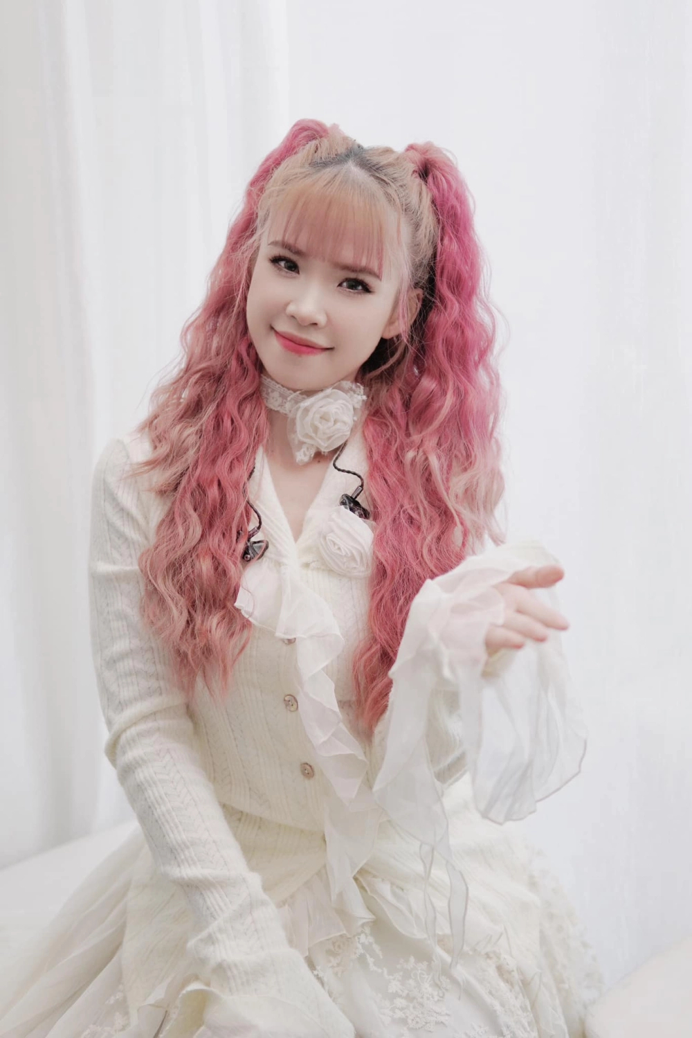 Khởi My chơi game hài hước và thân thiện làm fan thích thú