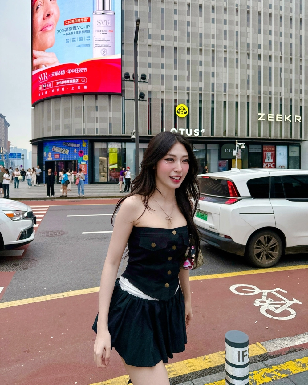 Khổng Tú Quỳnh livestream chia sẻ khoảnh khắc đời thường