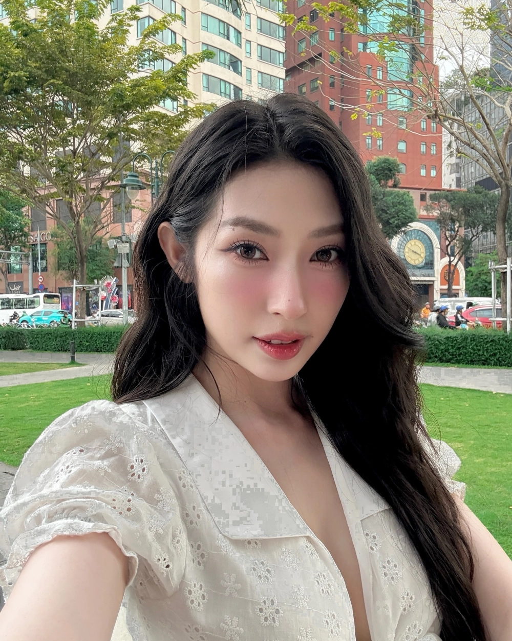 Tạo hình mới lạ khiến Khổng Tú Quỳnh chiếm trọn spotlight mạng xã hội