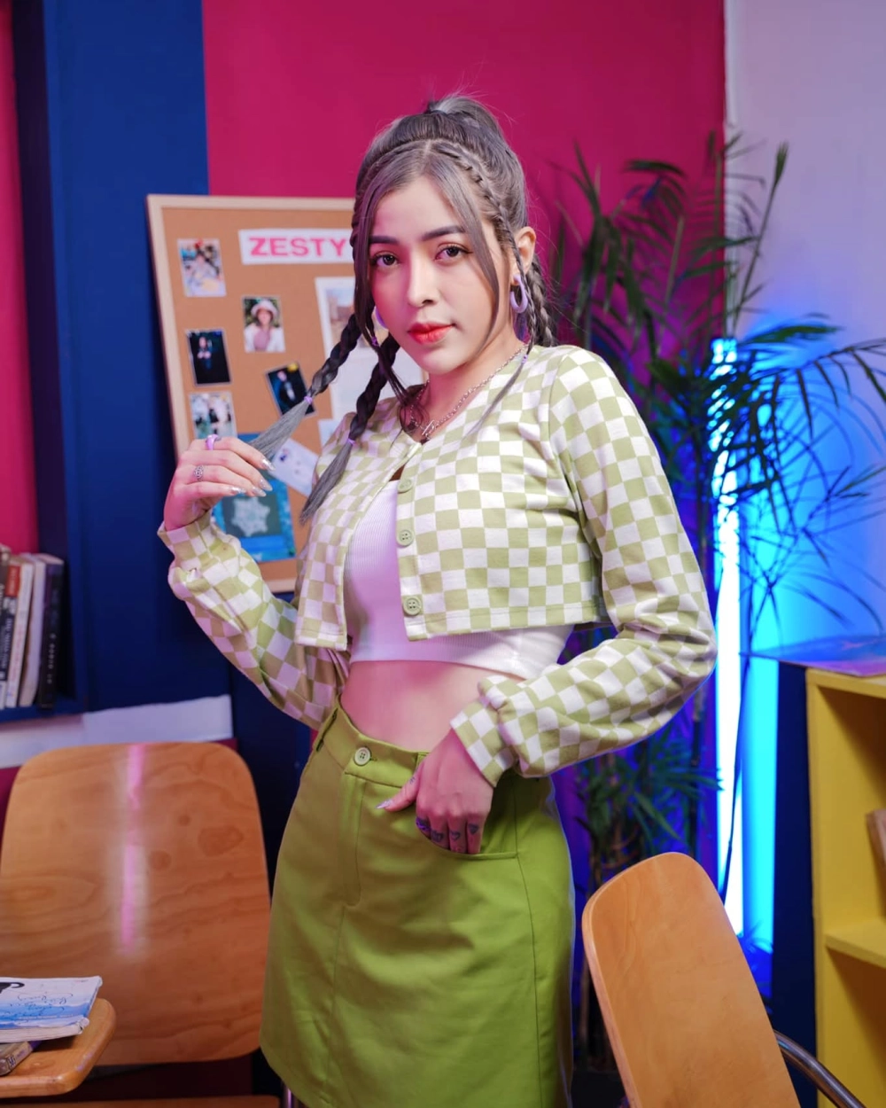 Cư dân mạng đặt nghi vấn Linh Barbie yêu ai