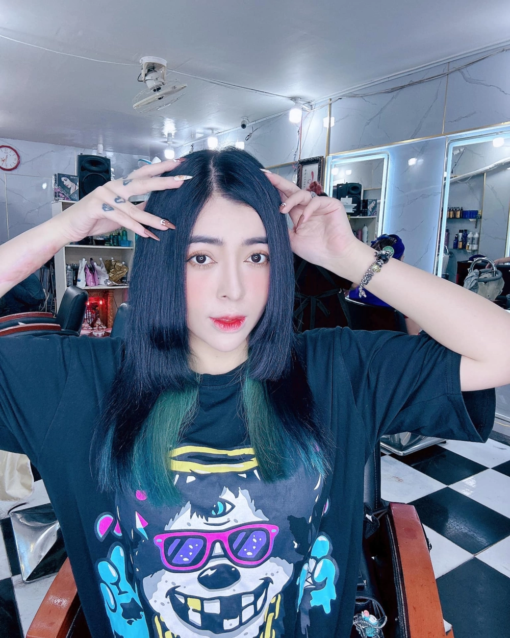 Biệt danh Linh Linh Barbie gắn liền tên tuổi hot girl