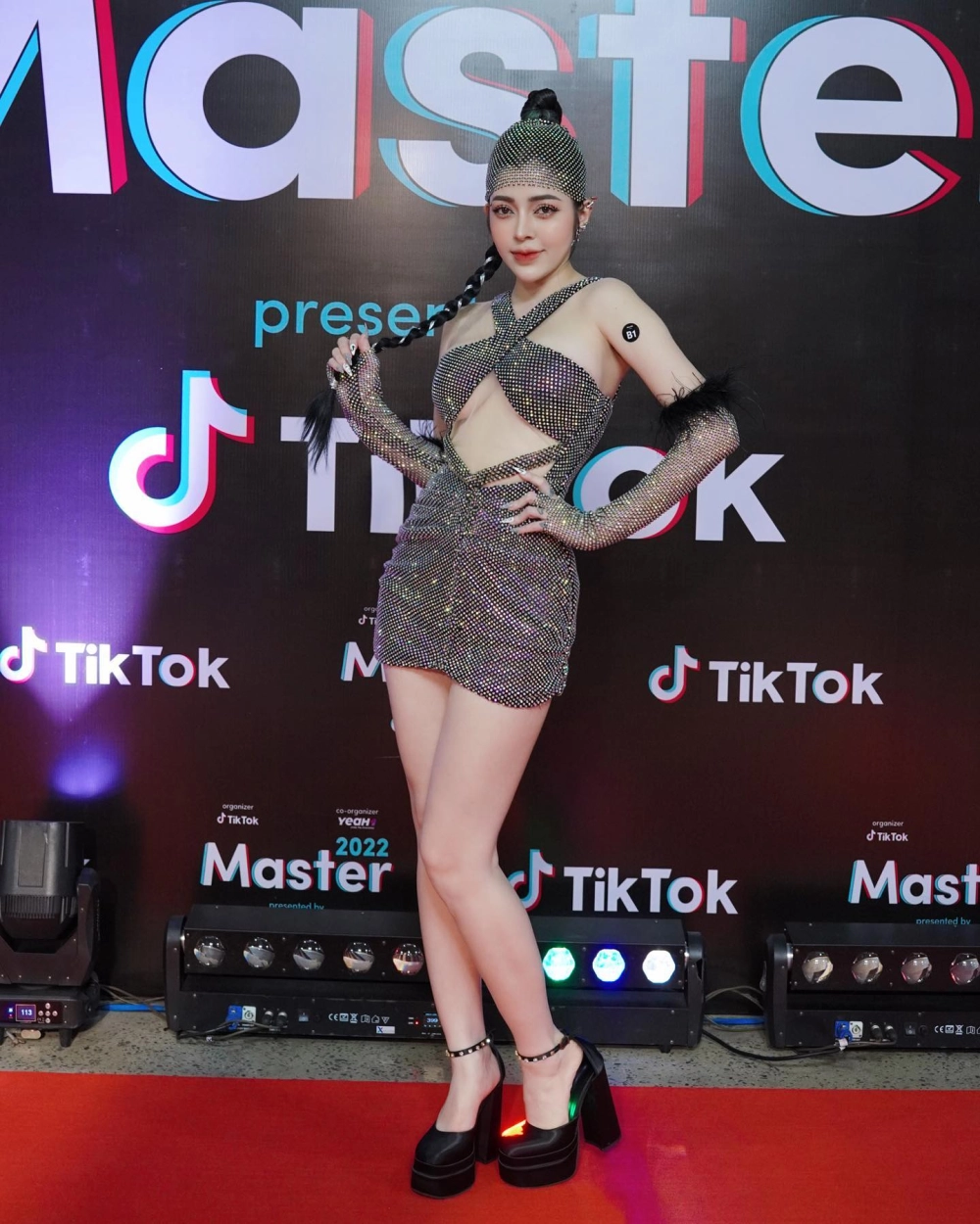 Phong cách Linh Barbie ngầu đầy cá tính thu hút