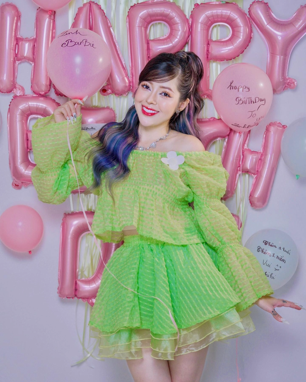 Cư dân mạng tranh cãi Linh Barbie bao nhiều tuổi thật sự