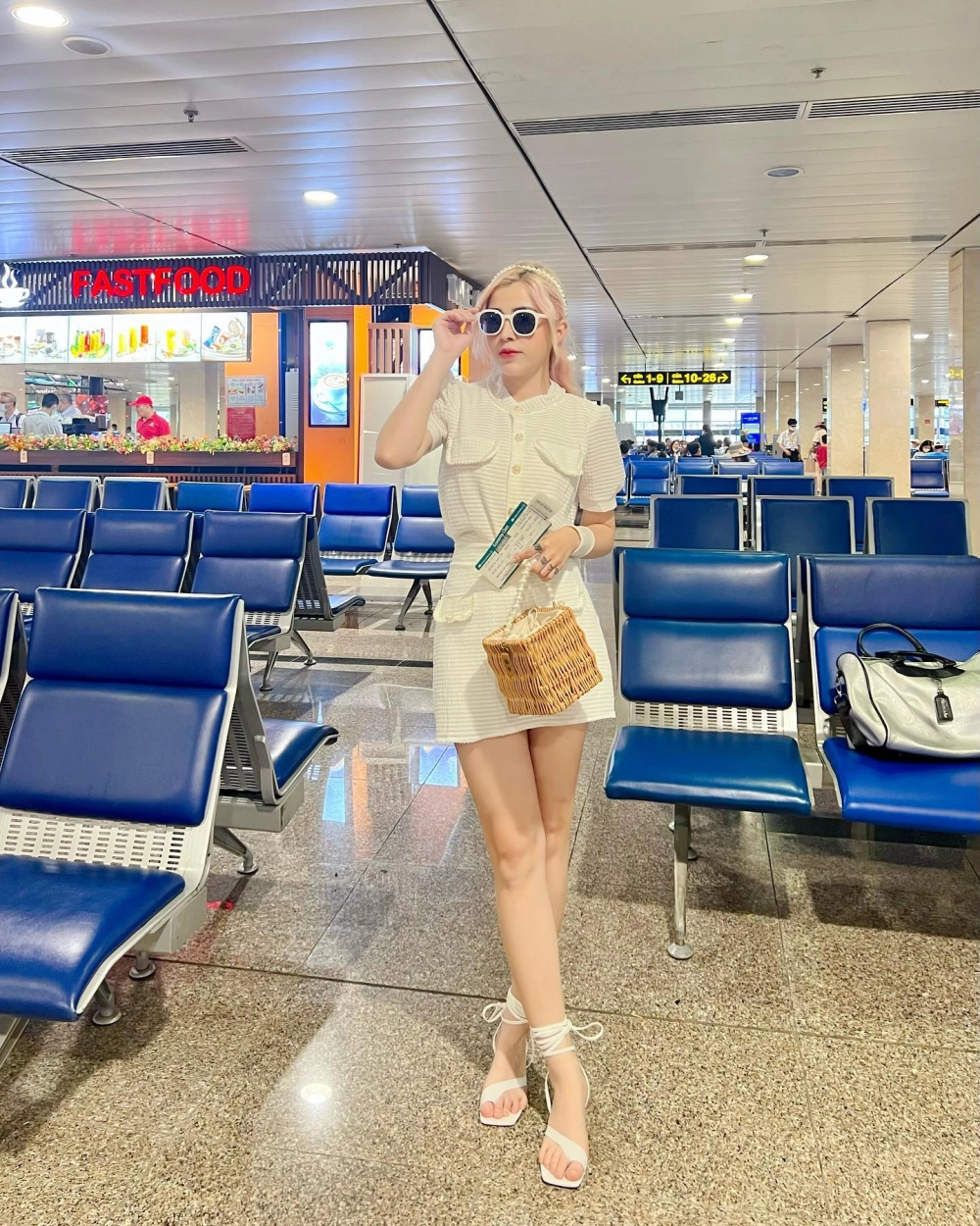 Dân mạng săn lùng người yêu của Linh Barbie là ai