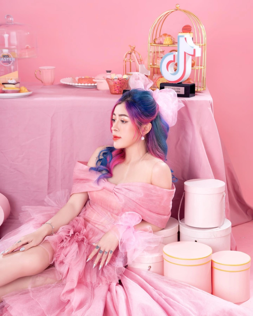 Phong cách thời trang của Linh Barbie ngày càng đột phá
