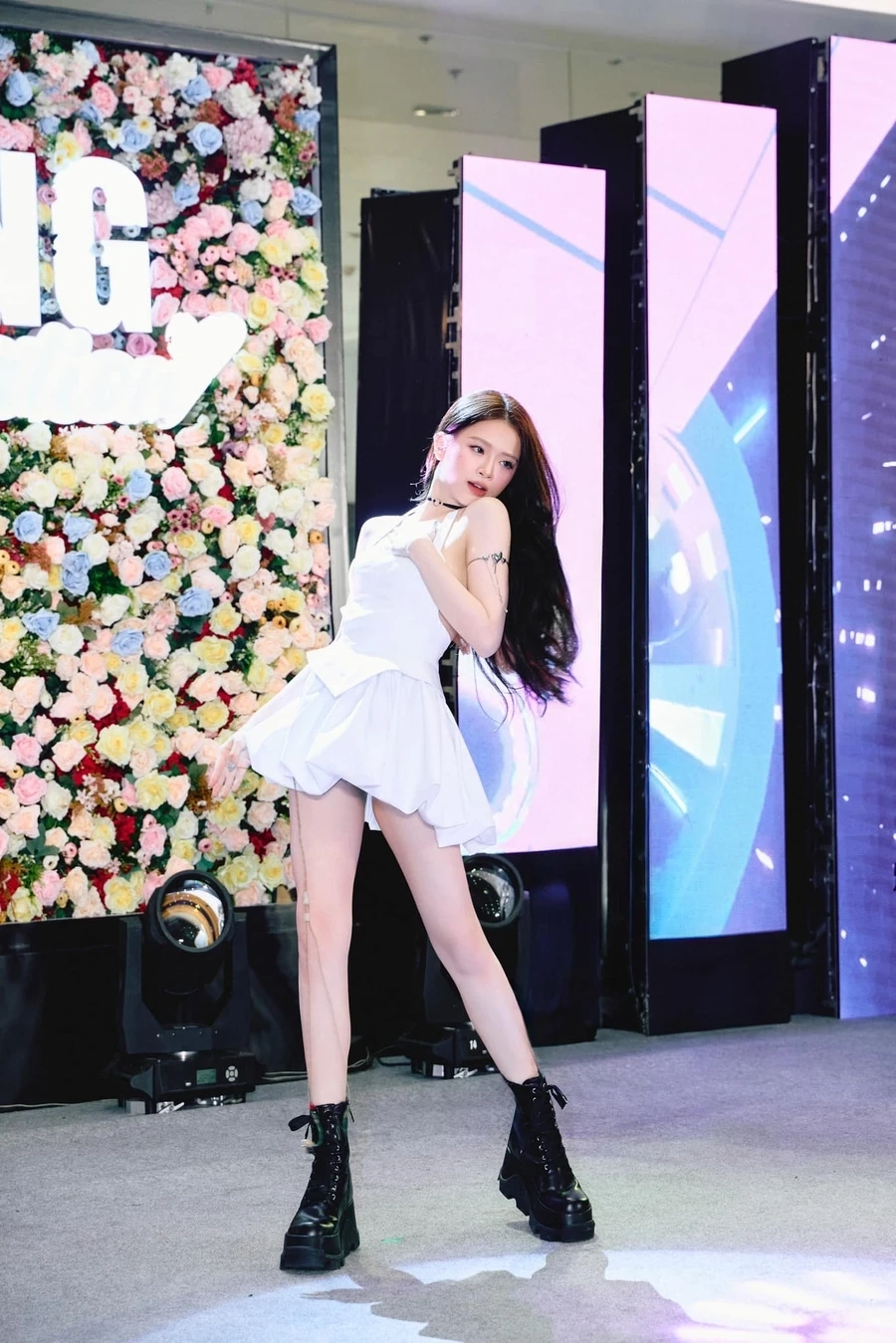 Linh Ka livestream chia sẻ bí quyết làm đẹp và cuộc sống thường ngày