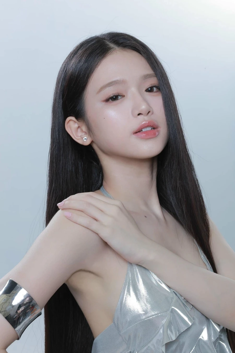 Linh Ka tên thật là Chu Diệu Linh, sinh năm 2002 tại Hà Nội