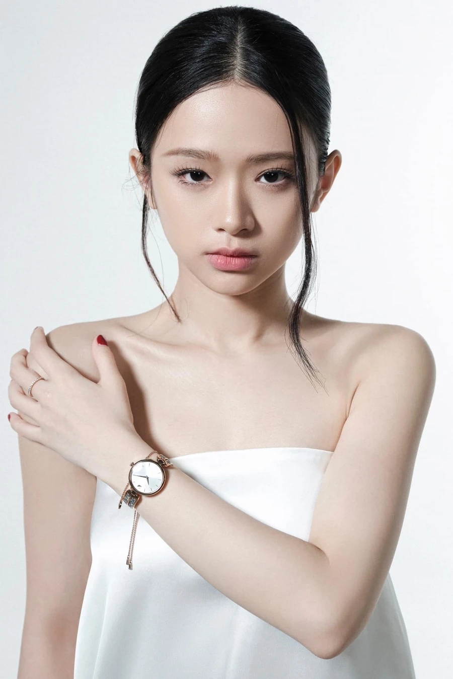 Linh Ka quê ở Hà Nội, nơi cô sinh ra và lớn lên