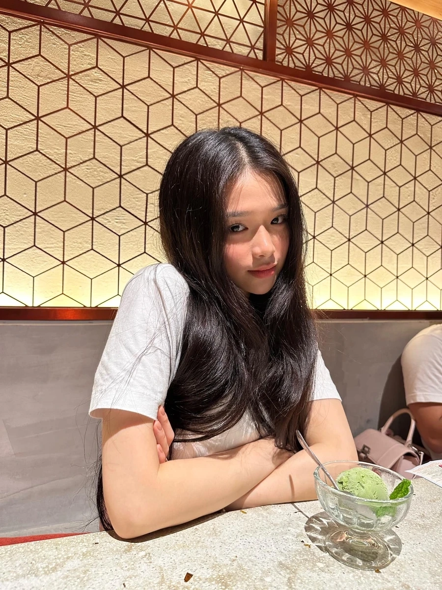 Chiều cao Linh Ka khoảng 1m56, vóc dáng nhỏ nhắn nhưng đầy cuốn hút