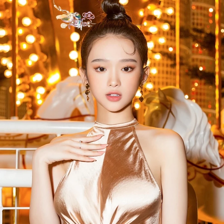 Anh Linh Ka thường xuất hiện trong các video hài hước cùng cô nàng