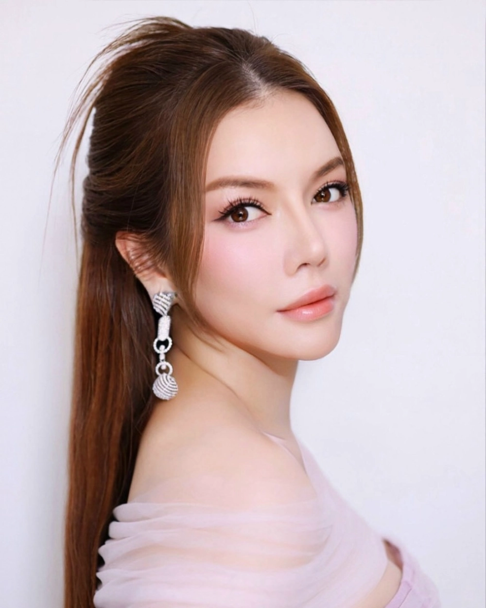 Lý Nhã Kỳ kinh doanh gì? Kim cương, thời trang và bất động sản