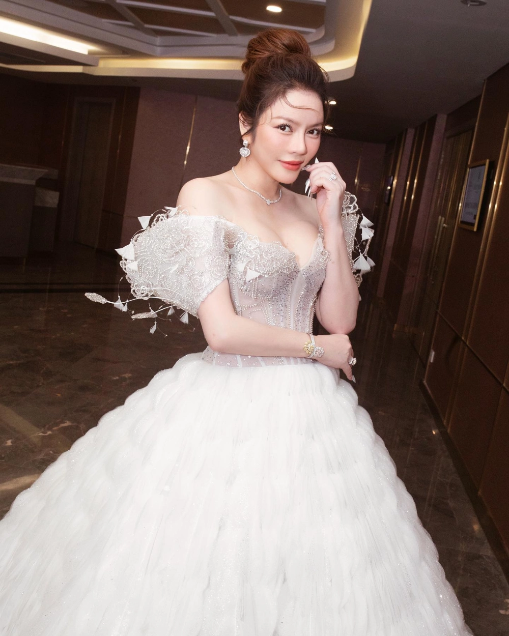 Lý Nhã Kỳ tỏa sáng với vẻ đẹp quý phái và thành công trong showbiz
