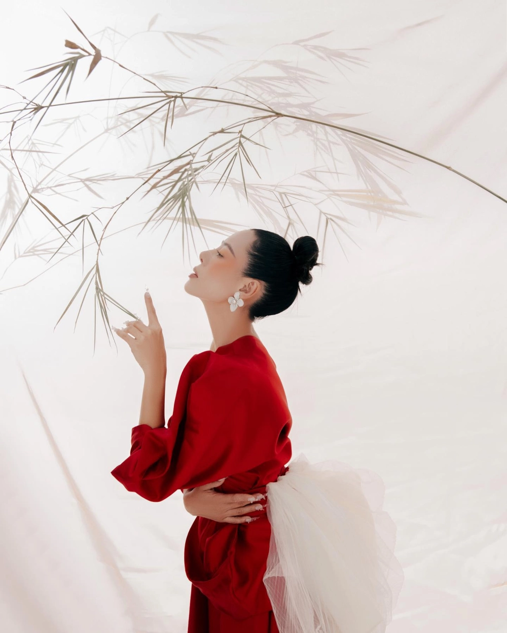 Hình ảnh Nam Thư hồi trẻ khiến dân mạng ngỡ ngàng