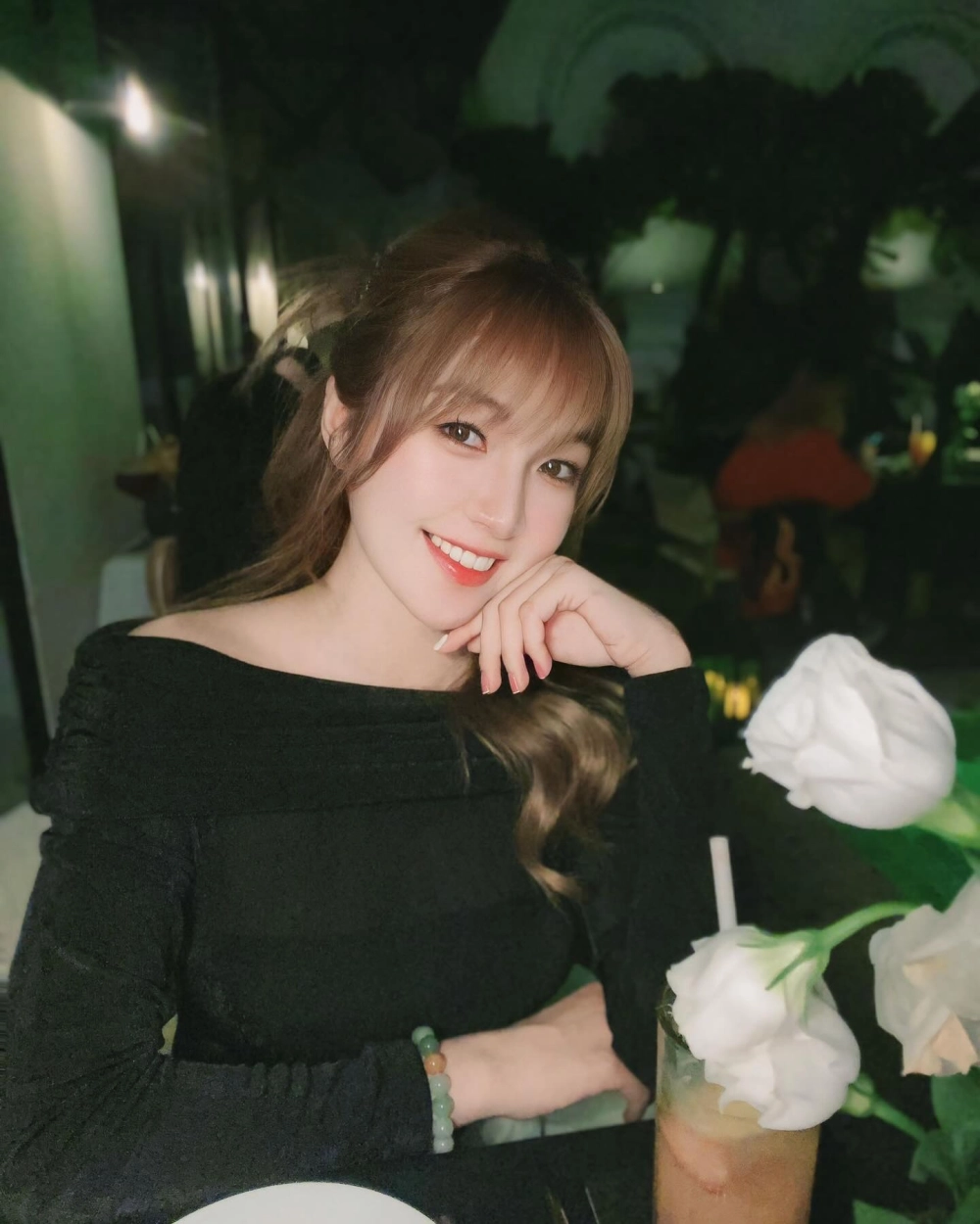 Như Hexi nhảy những bước nhảy cuốn hút và đầy năng lượng