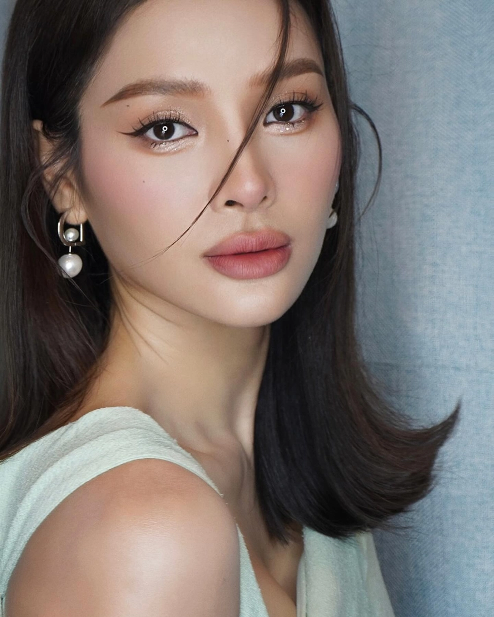 Tiểu sử về Phương Trinh Jolie