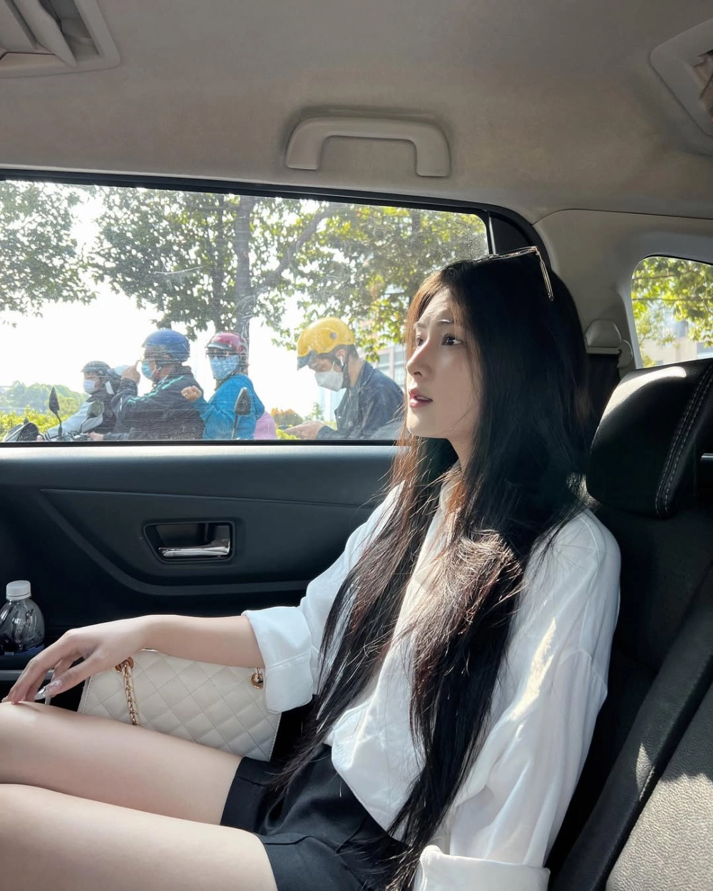 Quỳnh Alee tiếp rượu gây tranh luận về giới hạn streamer