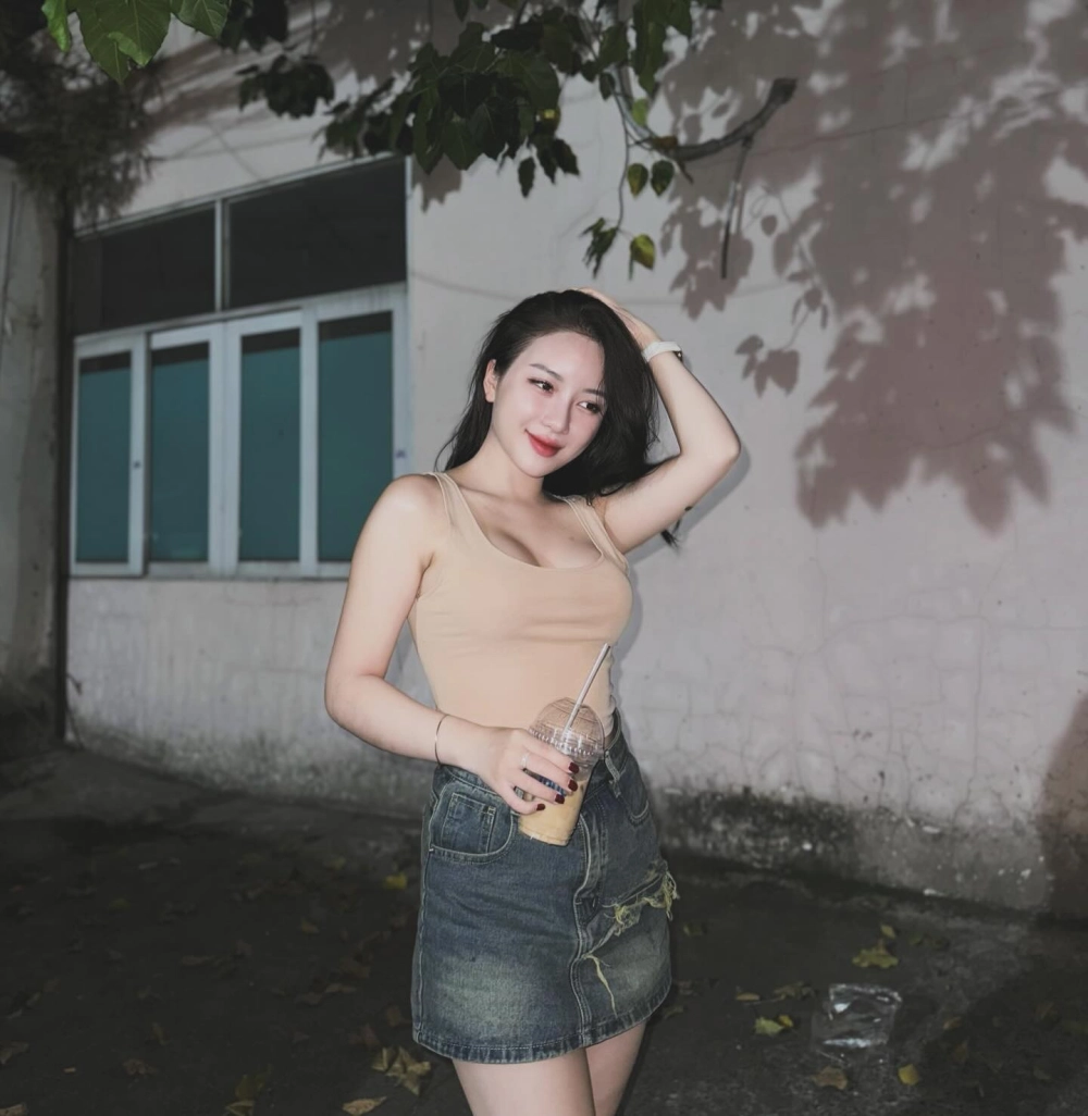 Ca nhạc Quỳnh Trang thu hút fan với giọng hát ngọt như mía lùi