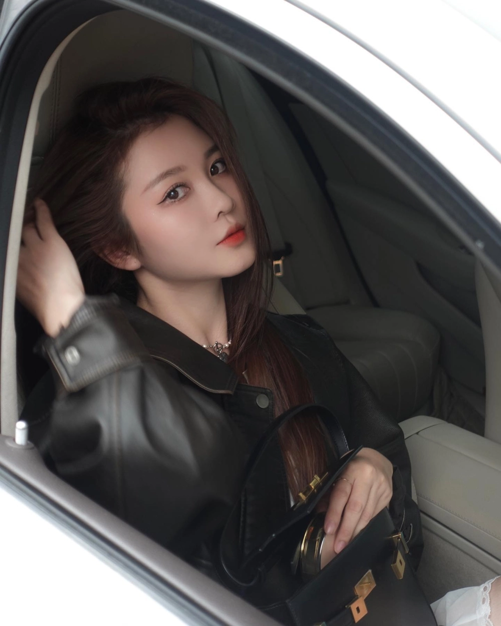 Nhan sắc lẫn Ribi Sachi chiều cao đều nổi bật giữa dàn hotgirl