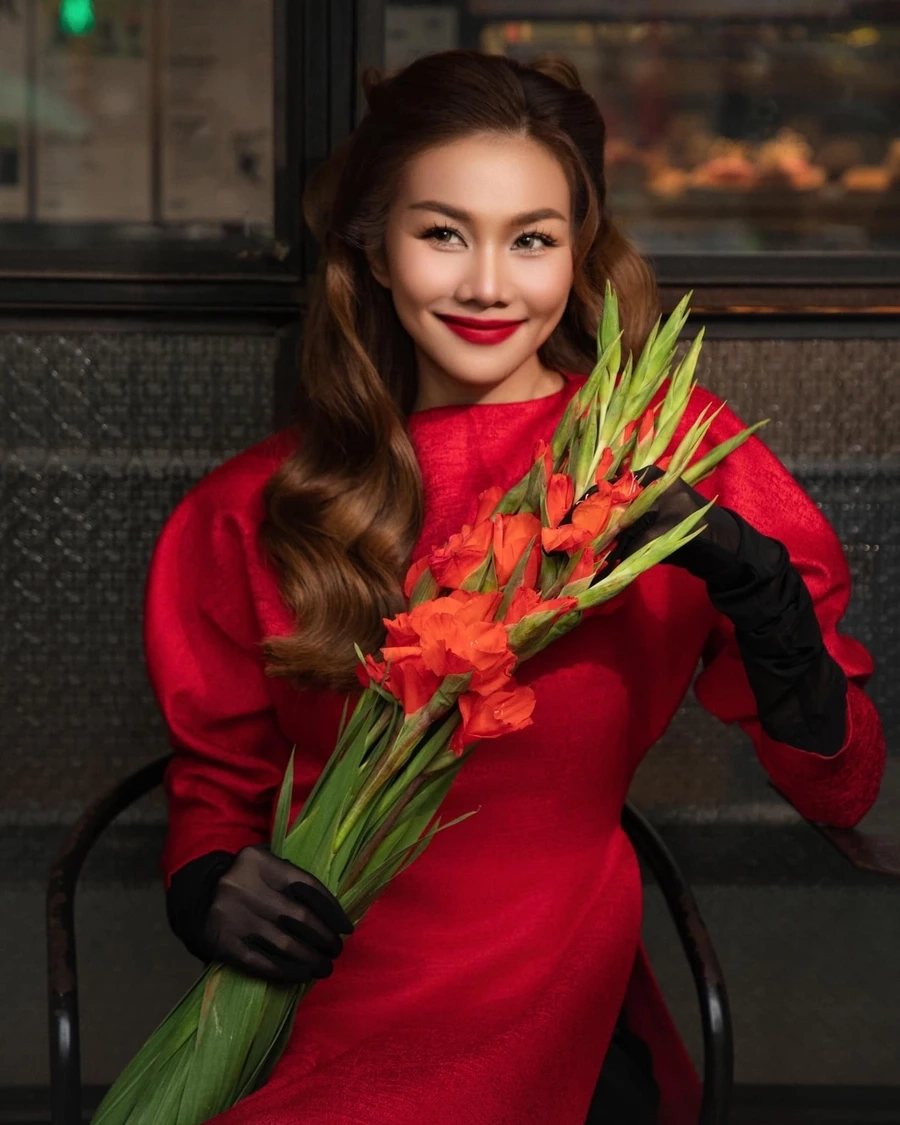 Thanh Hằng tuổi 40 vẫn giữ được vẻ đẹp rạng rỡ