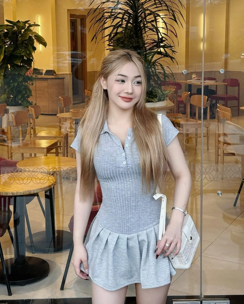 Trần Hà Linh thằn lằn bám kính tạo nên trào lưu mới