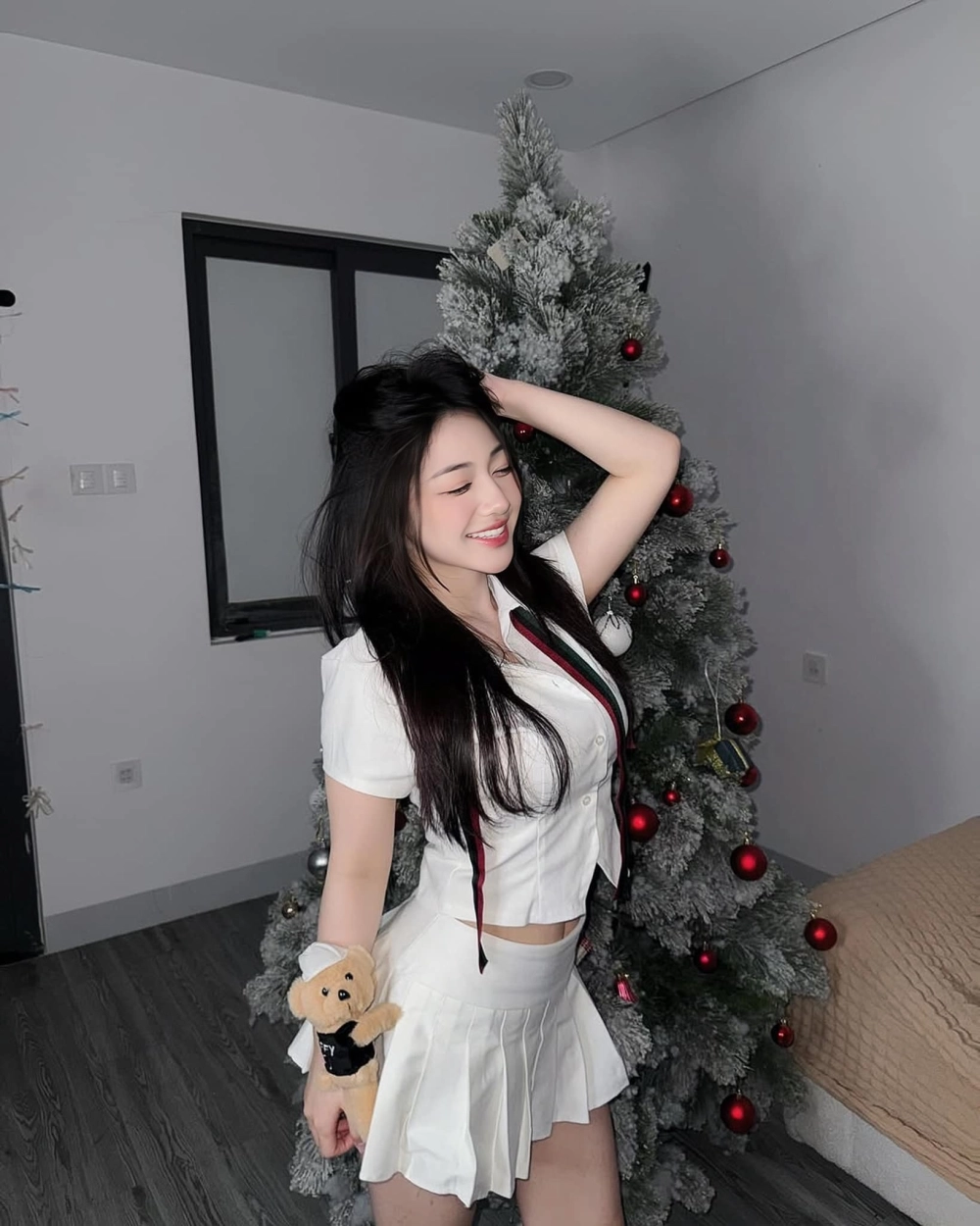 Trần Hà Linh trend phun nước bùng nổ trên TikTok