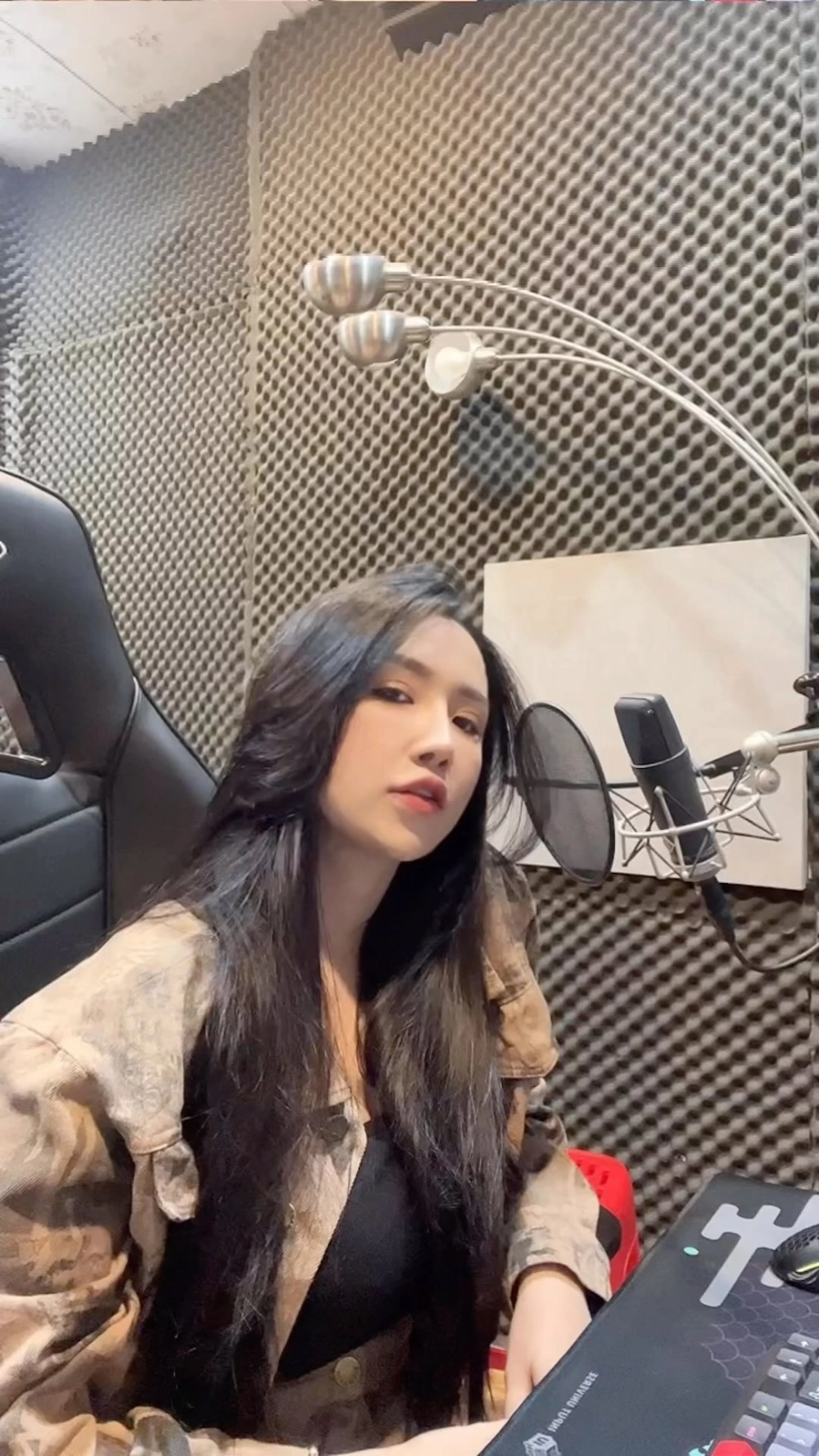 Khám phá thần thái cuốn hút của Viên Vibi Bigo trên sóng live